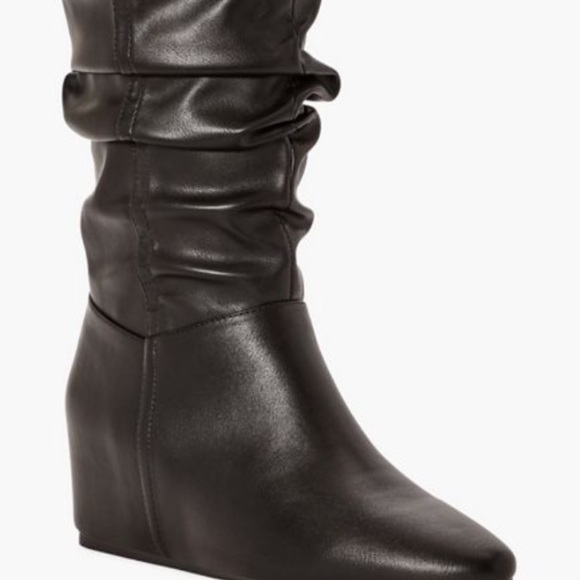 Dana , up to knee boots - Picture 9 of 10